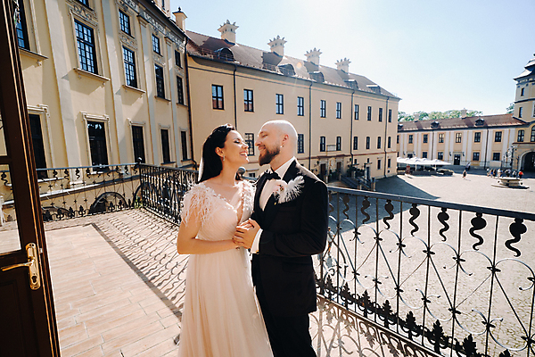 포토 JPG 해외이미지 주간 여자 남자 웨딩드레스 결혼 신혼부부 사랑 미소 정장 턱시도 상반신 성인 야외 두명 건물 마주보기 손잡기 발코니 도시 신랑신부 성인만 웨딩촬영 해외포토 자연요소 건축물 부부 드레스 옷 감정 신부_웨딩 신랑 모션 표정 사람 이벤트 신혼 기념사진 파일형식 이미지허브