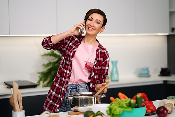 포토 JPG 해외이미지 백인 라이프스타일 응시 여자 행복 어린이 음식 컨셉 채소 가족 엄마 주택 함께함 건강 대화 사랑 요리 미소 사람 성인 두명 스마트폰 핸드폰 주방 요리사 식사 저녁식사 샐러드 신선 칼 맛 자르기 먹기 준비 레시피 통화 비타민 건강식 점심식사 비건 4G 해외포토 서양인 직업 시선 감정 관계 모션 표정 IT 말하기 건물 생활 전자제품 스마트기기 영양소 채식주의자 파일형식 이미지허브