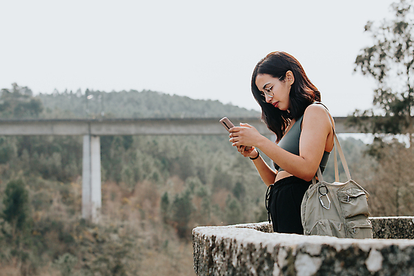 포토 JPG 해외이미지 주간 여자 여행 휴식 한명 들기 상반신 성인 야외 옆모습 스마트폰 울타리 확인 혼자 성인여자한명만 해외포토 자연요소 1 뷰포인트 컨셉 모션 사람 핸드폰 스마트기기 담장 여자한명만 성인여자만 파일형식 이미지허브