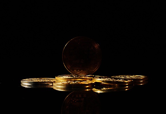 포토 JPG 해외이미지 컨셉 돈 인터넷 새로움 사람없음 금융 노란색 디지털 동전 검은색 자료 어둠 성장 황금 고급 암호 정상 강의 발굴 리더 투자 상승 전자 가치 고립 독립 가상 해외포토 컬러 비즈니스 경제 재산 파일형식 이미지허브