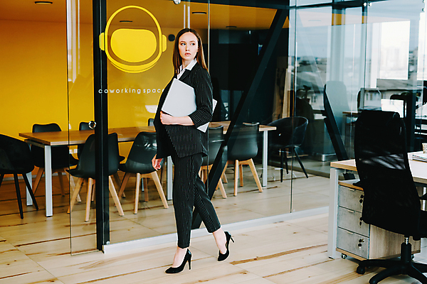 포토 JPG 해외이미지 모델 직업 1 학생 여자 행복 안경 백그라운드 의자 비즈니스 유리 노동자 직장 실내 한명 서기 미소 사람 노트북 빛 컴퓨터 사무실 뷰티 노란색 검은색 꿈 회색 흰색 업무 비즈니스우먼 작가 스마트 경영자 지능 프리랜서 스타일 해외포토 잡화 감정 컬러 가구 컨셉 회사 모션 재질 표정 내부 전자제품 작업 직장인 리더 파일형식 이미지허브