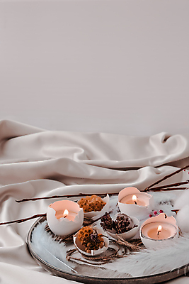 포토 JPG 해외이미지 실내 사람없음 가을 천 계란껍데기 깃털 오브젝트 흰배경 향초 드라이플라워 해외포토 계절 꽃 백그라운드 초 내부 계란 흰색 직물 파일형식 이미지허브