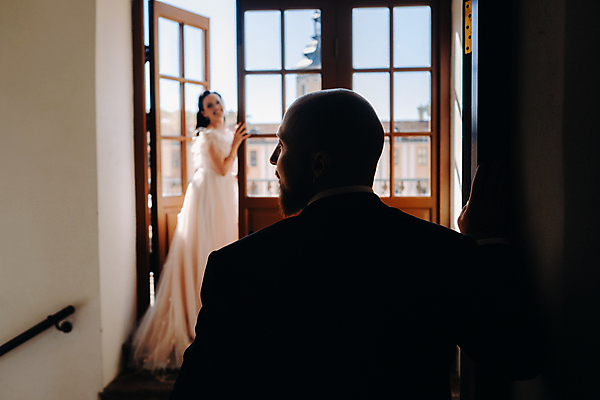 포토 JPG 해외이미지 주간 전신 응시 여자 남자 웨딩드레스 결혼 신혼부부 실내 사랑 서기 정장 턱시도 상반신 성인 두명 건물 옆모습 뒷모습 문 어둠 오픈 창가 신랑신부 성인만 웨딩촬영 해외포토 자연요소 건축물 부부 시선 드레스 옷 감정 신부_웨딩 뷰포인트 신랑 창문 모션 사람 이벤트 내부 신혼 기념사진 파일형식 이미지허브