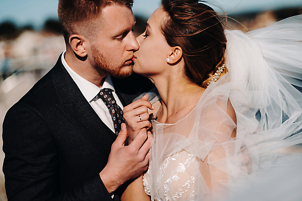 포토 JPG 해외이미지 주간 여자 남자 웨딩드레스 결혼 신혼부부 키스 면사포 사랑 정장 턱시도 상반신 성인 야외 두명 옆모습 아웃포커스 마주보기 잡기 신랑신부 성인만 웨딩촬영 해외포토 자연요소 부부 드레스 옷 감정 신부_웨딩 뷰포인트 신랑 모션 촬영기법 사람 이벤트 애정표현 신혼 결혼소품 기념사진 파일형식 이미지허브