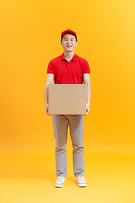 포토 JPG 해외이미지 전신 응시 남자 실내 한명 서기 들기 동양인 성인 앞모습 택배기사 배달원 배송 택배 택배상자 노란배경 성인남자한명만 해외포토 직업 1 시선 뷰포인트 백그라운드 모션 사람 인종 내부 상자 노란색 운송업 남자한명만 성인남자만 파일형식 이미지허브