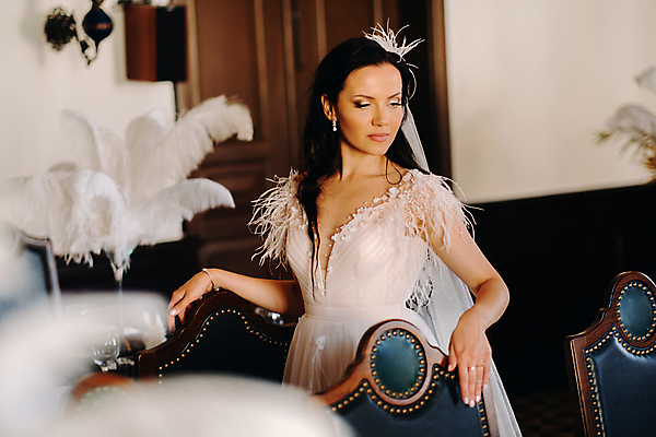 포토 JPG 해외이미지 응시 여자 신부 웨딩드레스 결혼 의자 실내 한명 상반신 성인 아웃포커스 성인여자한명만 웨딩촬영 해외포토 1 시선 드레스 가구 촬영기법 사람 이벤트 내부 기념사진 여자한명만 성인여자만 파일형식 이미지허브