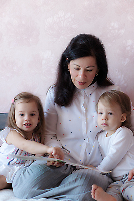 포토 JPG 해외이미지 백인 라이프스타일 응시 여자 행복 할머니 어린이 가족 놀이 손자 손녀 주택 함께함 실내 사랑 미소 사람 성인 두명 가로 세명 침실 침대 아기 은퇴 손주 세대 거짓말 돌봄 옛날 조부모 해외포토 서양인 시선 노년 남자 감정 가구 컨셉 관계 모션 표정 내부 건물 생활 파일형식 이미지허브