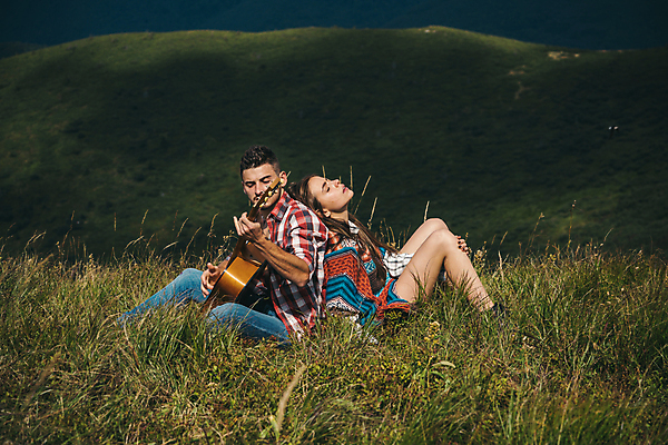 포토 JPG 해외이미지 나무 라이프스타일 여자 남자 꽃 행복 여행 컨셉 셔츠 가족 관계 자연 휴가 휴식 산 텐트 사랑 사람 야외 두명 초록색 산책 기쁨 하이킹 낭만 자유 기타 허브 언덕 절정 하이커 히피 해외포토 식물 감정 컬러 상의 현악기 레저 캠핑도구 생활 생태계 파일형식 이미지허브