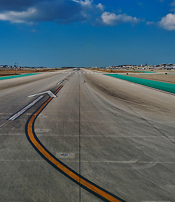 포토 JPG 해외이미지 조각 여행 컨셉 밭 비즈니스 교통시설 하늘 휴가 비행기 사람없음 야외 공항 도착 항공 출발 상업 활주로 제트기 승객 이륙 대패 착륙 수평선 해외포토 길 교통 농업 항공교통 대중교통 시설 파일형식 이미지허브