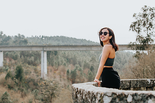 포토 JPG 해외이미지 주간 여자 여행 난간 휴식 한명 미소 웃음 성인 야외 울타리 선글라스 기댐 즐거움 혼자 성인여자한명만 해외포토 자연요소 1 감정 안경 컨셉 모션 표정 사람 담장 여자한명만 성인여자만 파일형식 이미지허브