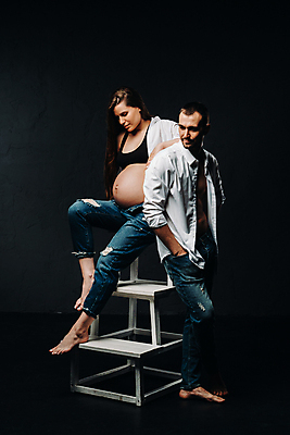 포토 JPG 해외이미지 전신 부부 응시 여자 남자 포즈 셔츠 검은배경 실내 서기 성인 두명 옆모습 계단 임산부 임신 청바지 주머니손 걸터앉기 성인만 어깨에손 해외포토 커플 시선 뷰포인트 백그라운드 상의 바지 모션 사람 앉기 내부 검은색 파일형식 이미지허브