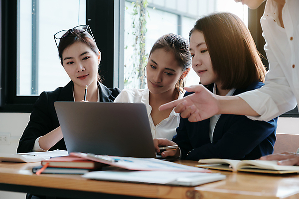 포토 JPG 해외이미지 직업 상의 회사 설계 아파트 여러명 금융 경제 펜 절약 결합 토론 중개인 책상 분석 동료 계약 보고서 상담 문서 투자 회계 책임자 시민 빚 경영 계좌 세금 수입 예산 체크리스트 회계사 콜라보레이션 정확 해외포토 옷 가구 다수 컨셉 비즈니스 관계 주택 사람 필기구 국민 파일형식 이미지허브