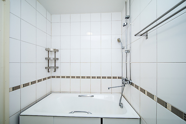 포토 JPG 해외이미지 디자인 건축양식 새로움 바닥 아파트 주택 실내 통 사람없음 내부 건물 빛 갈색 우주 목욕 거울 방 욕실 흰색 재산 작음 타일 싱크대 수도꼭지 심플 라디에이터 샤워실 진짜 스타일 해외포토 건축물 건축 컬러 컨셉 금융 청결 크기 개수대 샤워시설 파일형식 이미지허브