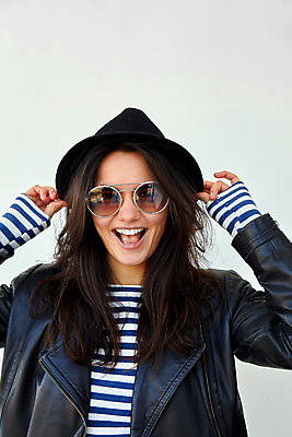 포토 JPG 해외이미지 모자 외관 응시 옷 여자 행복 감정 안경 한명 미소 웃음 세로 선글라스 유행 줄무늬 기쁨 직물 시원함 만족 흰배경 긍정 개성 성격 스타일 힙스터 카피스페이스 해외포토 1 시선 잡화 패션 백그라운드 컨셉 무늬 표정 사람 공백 흰색 파일형식 이미지허브