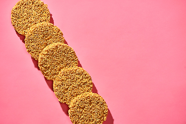 포토 JPG 해외이미지 패스트푸드 실내 사람없음 면류 인스턴트 일렬 사리 생라면 카피스페이스 분홍색배경 해외포토 음식 분홍색 백그라운드 내부 공백 라면 파일형식 이미지허브