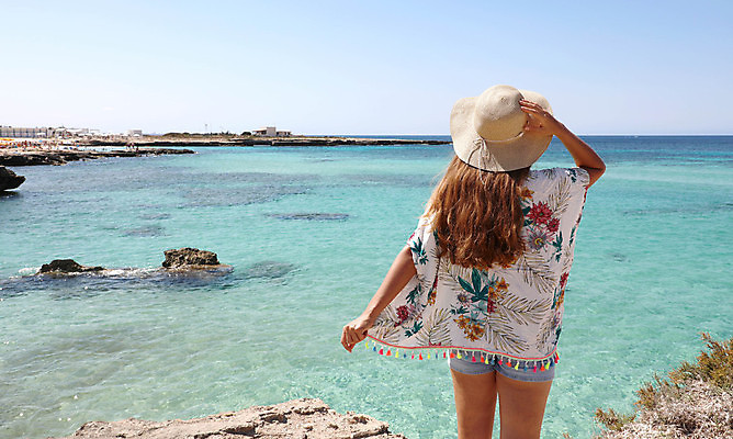 포토 JPG 해외이미지 응시 여자 바다 여행 휴가 휴식 파노라마 한명 사람 풍경 물 여름 파란색 여행객 이탈리아 자유 선탠 호흡 크리스탈 지중해 밀짚모자 통과 터키석 파라다이스 카피스페이스 해외포토 자연요소 모자_잡화 1 시선 계절 유럽 컬러 컨셉 촬영기법 공백 광석 보석 파일형식 이미지허브