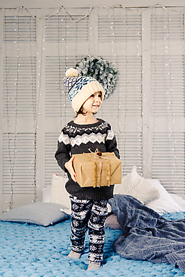 포토 JPG 해외이미지 여자 행복 유럽 어린이 벽 포즈 크리스마스 베개 휴가 새로움 새해 주택 실내 따뜻함 선물 한명 앉기 장식 파란색 빛 상자 햇빛 태양 검은색 축제 화환 기쁨 흰색 침대 축하 아기 성자 달콤 심볼 니트 리빙 노엘 캡모자 안락 해외포토 자연요소 모자_잡화 1 기념일 꽃 감정 나라 종교 컬러 가구 컨셉 상의 침구 모션 사람 내부 건물 맛 파일형식 이미지허브