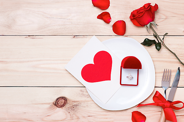 포토 JPG 해외이미지 접시 꽃잎 리본 포크 실내 사람없음 하이앵글 장미 하트 나이프 결혼반지 반지케이스 나무배경 해외포토 모양 식기 꽃 뷰포인트 결혼 백그라운드 내부 반지 칼 보관함 파일형식 이미지허브