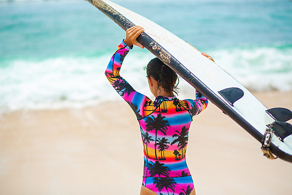 포토 JPG 해외이미지 주간 여자 수영복 파도 바다 한명 들기 상반신 성인 야외 뒷모습 서핑보드 서핑 성인여자한명만 해외포토 자연요소 1 옷 뷰포인트 모션 사람 수상스포츠 보드_스포츠 여자한명만 성인여자만 파일형식 이미지허브