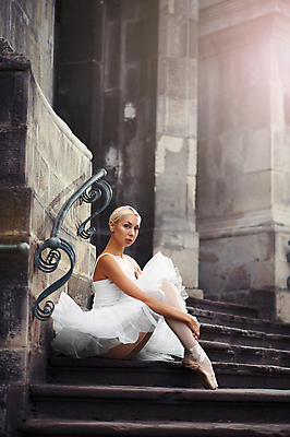 포토 JPG 해외이미지 전신 여자 예술 한명 앉기 성인 옆모습 계단 우아함 유연 발레리나 발레복 발레동작 단아함 성인여자한명만 해외포토 1 옷 뷰포인트 포즈 컨셉 모션 사람 발레 여자한명만 성인여자만 파일형식 이미지허브