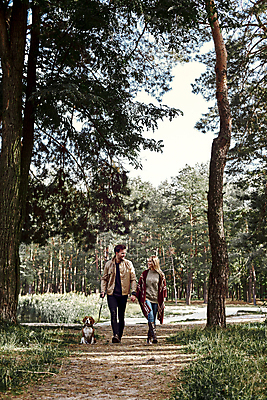 포토 JPG 해외이미지 주간 전신 나무 한마리 커플 여자 남자 반려견 여유 휴식 함께함 성인 야외 두명 앞모습 반려동물 마주보기 걷기 산책 강아지 숲길 성인만 해외포토 자연요소 식물 동물 1 감정 길 뷰포인트 컨셉 관계 모션 사람 개 파일형식 이미지허브