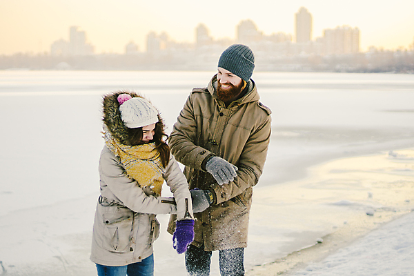 포토 JPG 해외이미지 라이프스타일 커플 옷 계절 공원 여자 행복 감정 무기 크리스마스 겨울 자연 휴가 새해 함께함 따뜻함 사랑 사람 야외 두명 여행객 산책 낭만 추위 잡기 날짜 진짜 힙스터 해외포토 공공시설 패션 기념일 컨셉 관계 모션 휴식 생활 생태계 파일형식 이미지허브