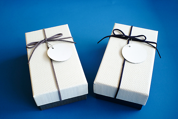 포토 JPG 해외이미지 리본 실내 사람없음 선물상자 꼬리표 두개 파란배경 해외포토 백그라운드 2 선물 내부 파란색 상자 라벨 파일형식 이미지허브