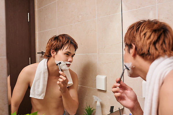 포토 JPG 해외이미지 응시 남자 실내 한명 들기 동양인 상반신 성인 옆모습 뷰티 반사 거울 화장실 면도 면도기 자기관리 성인남자한명만 그루밍족 해외포토 1 시선 뷰포인트 모션 사람 인종 내부 위생용품 남자한명만 성인남자만 파일형식 이미지허브