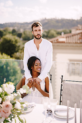 포토 JPG 해외이미지 여자 남자 꽃다발 웨딩드레스 흑인 안기 결혼식 사랑 정장 상반신 성인 야외 두명 앞모습 손잡기 국제결혼 신랑신부 성인만 웨딩촬영 해외포토 서양인 드레스 옷 꽃 감정 신부_웨딩 뷰포인트 신랑 결혼 모션 사람 기념사진 파일형식 이미지허브