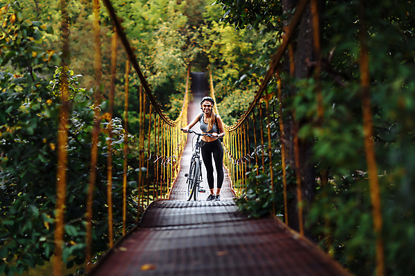 포토 JPG 해외이미지 백인 1 라이프스타일 옷 여자 행복 도로 스포츠 포즈 자연 산 건강 한명 서기 사람 야외 초록색 운동복 운동 우주 자전거 떨어짐 승차 숲 헬멧 순환 단절 바이킹 해외포토 레이스천 서양인 감정 길 컬러 컨셉 교통시설 모션 생활 바이크 직물 보호장비 생태계 파일형식 이미지허브
