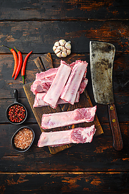 포토 JPG 해외이미지 그릇 식재료 고추 실내 마늘 생고기 돼지고기 사람없음 하이앵글 신선 슬라이스 후추 식칼 나무도마 등갈비 플랫레이 나무배경 핑크솔트 해외포토 식기 뷰포인트 백그라운드 채소 주방용품 도마 육류 내부 목재 플랫 향신료 소금 파일형식 이미지허브