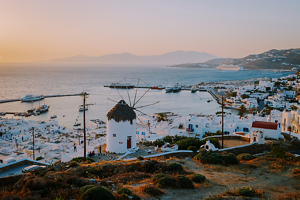 포토 JPG 해외이미지 전통 유럽 문화 바다 섬 여행 건축양식 휴가 거리 주택 사람없음 건물 파란색 컬러풀 여행객 마을 항구 일몰 낭만 풍차 발코니 흰색 도시 크루즈 지중해 그리스 베네치아 타운 산토리니 그리스인 미코노스섬 옛날 해외포토 서양인 건축물 건축 나라 컬러 컨셉 배_교통 교통시설 사람 노을 이탈리아 파일형식 이미지허브