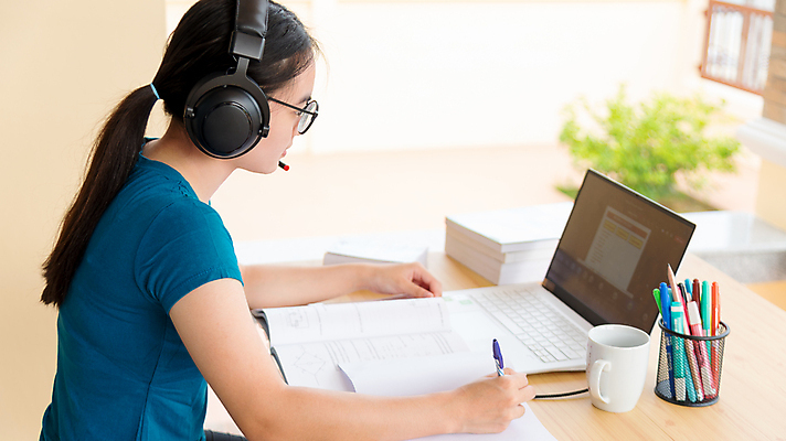 포토 JPG 해외이미지 학생 라이프스타일 교육 이어폰 인터넷 교실 학교 탁자 회의 수업 거리 주택 사람 앉기 두명 10대 책 노트북 학습 스터디 컴퓨터 스크린 모니터 쪽지 헤드폰 공책 업무 강의 무선전화기 책상 대학교 부름 온라인 동영상 소셜 웨비나 해외포토 음향기기 가구 비즈니스 모션 청소년 문구용품 건물 생활 전자제품 작업 전화기 세미나 파일형식 언택트 이미지허브