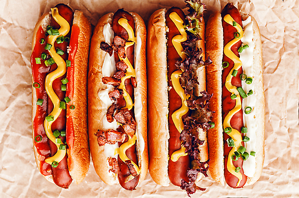 포토 JPG 해외이미지 실내 사람없음 하이앵글 일렬 베이컨 핫도그 쪽파 종이호일 해외포토 음식 뷰포인트 패스트푸드 돼지고기 내부 파 파일형식 이미지허브