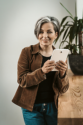 포토 JPG 해외이미지 백인 직업 라이프스타일 여자 행복 중년 50대 여행 탁자 주택 실내 서기 미소 사람 성인 두명 목재 컴퓨터 태블릿 사무실 알약 재킷 터치 청바지 잡기 직원 거짓말 터치스크린 해외포토 서양인 나무 감정 가구 비즈니스 재료 바지 모션 표정 내부 건물 생활 전자제품 스마트기기 약 외투 파일형식 이미지허브