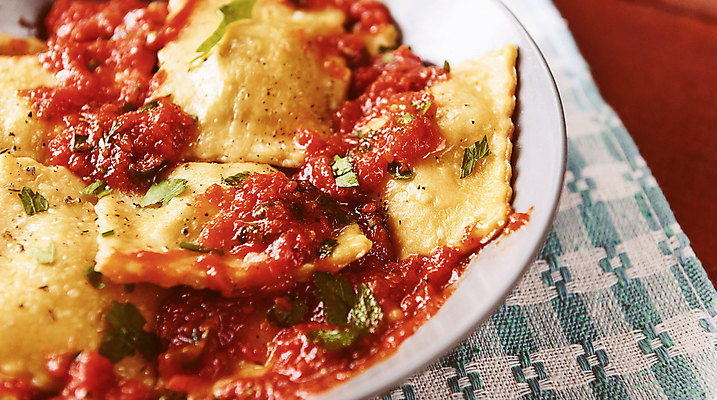 포토 JPG 해외이미지 접시 음식 백그라운드 토마토 채소 치즈 파스타 건강 육류 요리 사람없음 빨간색 초록색 주방 검은색 식사 저녁식사 어둠 이탈리아 흰색 신선 맛 정상 허브 유기농 정사각형 바질 점심식사 라비올리 러시아인 채식주의자 핸드메이드 비건 리코타치즈 토르텔리니 해외포토 도형 서양인 식물 식기 웰빙 유럽 컬러 컨셉 식재료 유제품 서양음식 채식 파일형식 이미지허브