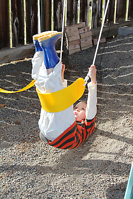 포토 JPG 해외이미지 백인 공원 남자 행복 아들 어린이 밧줄 포즈 장난 모션 놀이 부츠 한명 미소 소년 야외 초록색 여름 청춘 금발 정원 맑음 봄 기쁨 게임 놀이터 플라스틱 그네 쉬는시간 혼자 해외포토 서양인 1 헤어스타일 계절 공공시설 감정 줄 컬러 신발 컨셉 가족 재질 날씨 휴식 표정 사람 파일형식 이미지허브