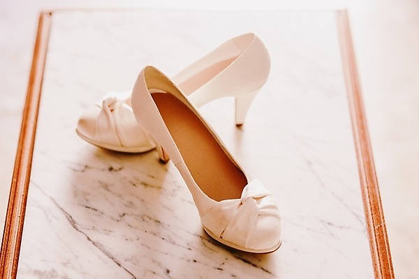 포토 JPG 해외이미지 구두 신발 실내 사람없음 흰색 하이힐 오브젝트 웨딩슈즈 해외202004 해외포토 컬러 내부 여성화 결혼소품 파일형식