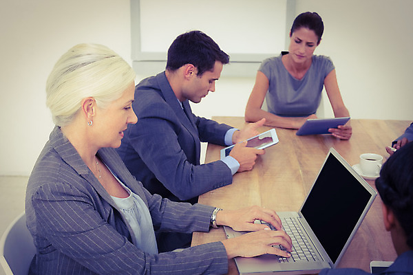 포토 JPG 해외이미지 백인 여자 남자 40대 중년 직장 함께함 실내 앉기 정장 20대 세명 노트북 스마트폰 태블릿 사무실 직장인 비즈니스맨 비즈니스우먼 무선전화기 동료 직원 해외202004 해외포토 서양인 직업 옷 컨셉 회사 비즈니스 관계 모션 사람 청년 성인 내부 전자제품 핸드폰 스마트기기 전화기 파일형식