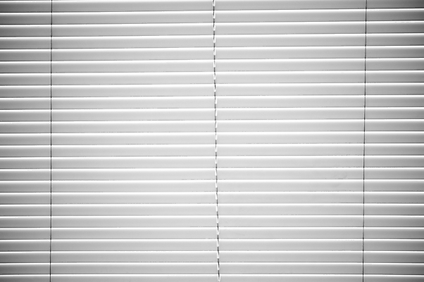 포토 JPG 해외이미지 창문 가정 주택 사람없음 내부 가로 햇빛 회색 덮개 블라인드 플라스틱 시각장애인 조작 해외202004 해외포토 컬러 재질 건물 태양 뚜껑 커튼 장애인 파일형식