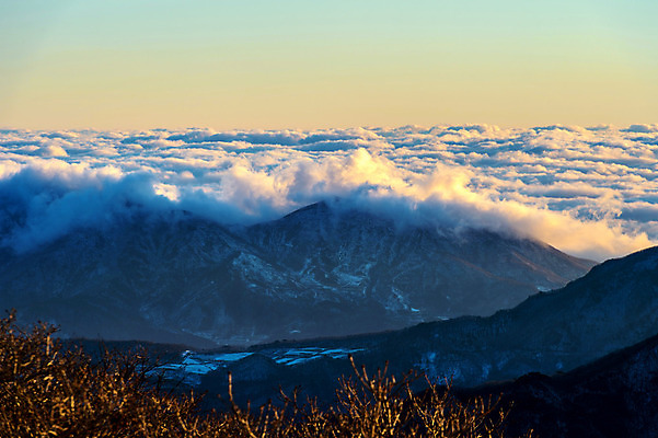 포토 JPG 해외이미지 나무 잎 겨울 자연 하늘 산 서울 한국 풍경 사람없음 야외 초록색 파란색 햇빛 일출 일몰 가을 바위 돌산 남쪽 절정 해외202004 해외포토 식물 계절 아시아 컬러 태양 노을 돌_바위 방향 생태계 파일형식