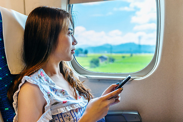 포토 JPG 해외이미지 라이프스타일 여자 행복 여행 컨셉 인터넷 비즈니스 통신 창문 교통시설 모바일 한명 사람 앉기 동양인 성인 스마트폰 핸드폰 여행객 디지털 기차 도시 업무 비즈니스우먼 전철 스마트 와이파이 승객 지하 일반 힙스터 해외202004 해외포토 1 패션 감정 육상교통 교통 모션 대중교통 인종 생활 전자제품 스마트기기 작업 직장인 시설 무선인터넷 파일형식