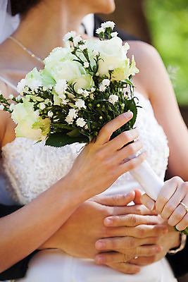 포토 JPG 해외이미지 주간 커플 공원 여자 남자 신부 부케 신랑 결혼 포옹 결혼식 남편 서기 들기 정장 20대 성인 야외 두명 앞모습 30대 백허그 성인만 해외202004 해외포토 자연요소 옷 공공시설 뷰포인트 꽃다발 관계 안기 모션 사람 이벤트 청년 장년 파일형식