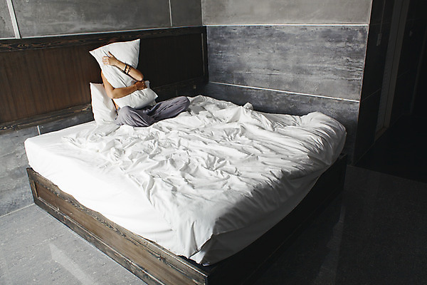 포토 JPG 해외이미지 라이프스타일 디자인 여자 벽 가구 베개 침구 호텔 아침 휴식 아파트 주택 실내 한명 사람 성인 내부 어둠 침묵 침실 방 회색 흰색 침대 도시 고급 휴양지 시멘트 부드러움 콘크리트 스타일 해외202004 해외포토 주간 1 컬러 생활용품 컨셉 숙소 건물 생활 소리 장소 감각 파일형식