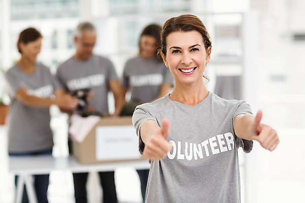 포토 JPG 해외이미지 백인 직업 여자 남자 행복 40대 중년 비즈니스 통신 실내 여러명 20대 상자 봉사 도움 직장인 비즈니스맨 비즈니스우먼 복지 동료 긍정 기부 돌봄 참여 자선단체 해외202004 해외포토 서양인 감정 다수 컨셉 관계 모션 사람 청년 성인 내부 그룹 사회이슈 자선 파일형식