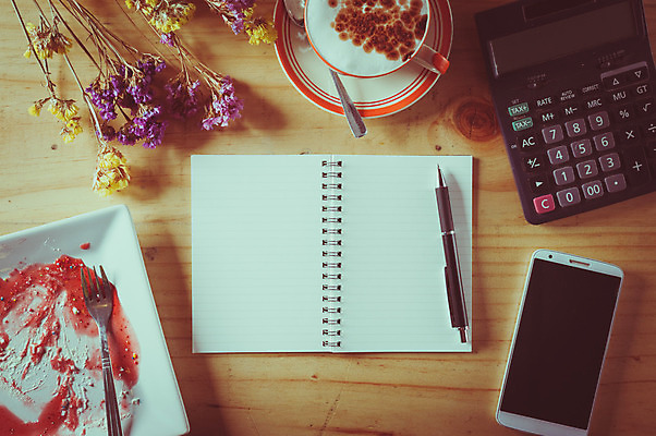 포토 JPG 해외이미지 접시 디자인 종이 백그라운드 아이디어 사람없음 스마트폰 펜 다이어리 공책 공백 카페 계산기 페이지 해외202004 해외포토 식기 컨셉 문구용품 핸드폰 스마트기기 필기구 상점 사무용품 장비 파일형식