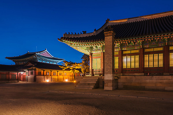포토 JPG 해외이미지 아시아 문화 여행 건축양식 서울 한국 사람 동양인 사람없음 건물 초록색 빛 컬러풀 여행객 정원 궁전 도시 사찰 역사 야간 대문 남쪽 랜드마크 해외202004 해외포토 자연요소 건축물 건축 나라 컬러 고건축 종교건축 인종 문 방향 파일형식