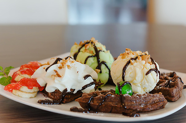 포토 JPG 해외이미지 음식 아이스크림 디저트 사람없음 컬러풀 갈색 초콜릿 흰색 달콤 크림 토핑 시럽 와플 페스츄리 해외202004 해외포토 빵 컬러 맛 파일형식