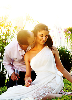 포토 JPG 해외이미지 주간 커플 공원 여자 남자 신부 결혼 가족 결혼식 남편 키스 앉기 상반신 성인 야외 두명 앞모습 성인만 해외202004 해외포토 자연요소 공공시설 뷰포인트 관계 모션 사람 이벤트 애정표현 파일형식