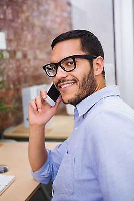포토 JPG 해외이미지 응시 남자 행복 안경 직장 실내 한명 앉기 성인 30대 스마트폰 사무실 비즈니스맨 무선전화기 해외202004 해외포토 1 시선 잡화 감정 회사 비즈니스 모션 사람 내부 장년 핸드폰 스마트기기 직장인 전화기 파일형식